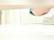 国内厕拍大神潜入某购物中心隔板女厕偷拍几个美女嘘嘘高清无水印原版