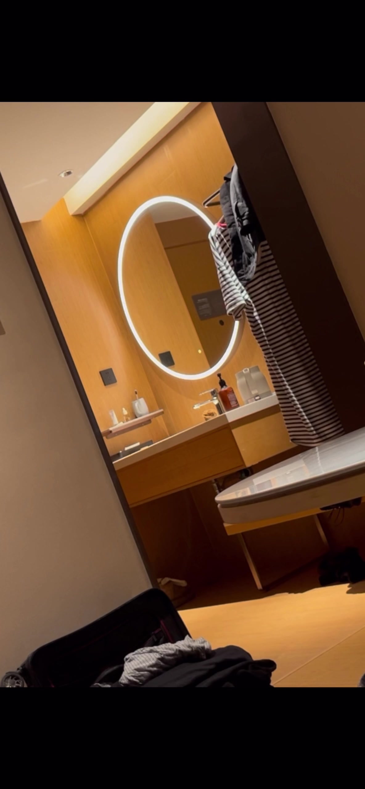 偷拍女友洗完澡光着身子出来